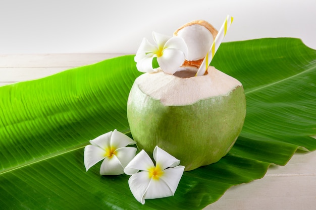 Fruta de coco verde cortada para beber suco e comer.