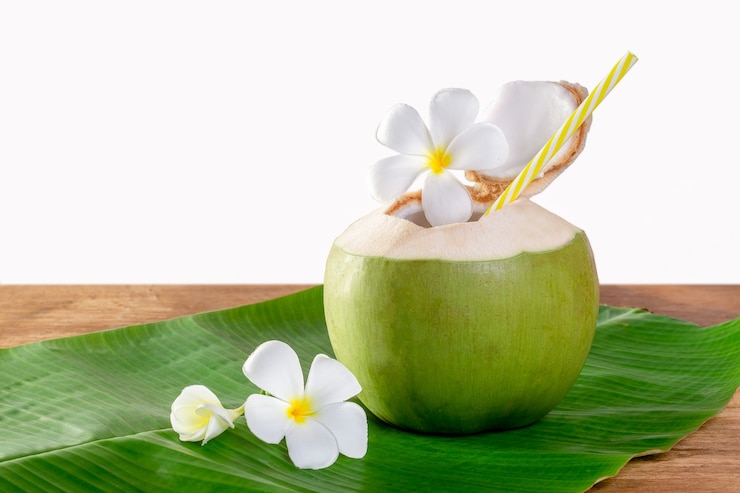 Foto fruta de coco verde cortada para beber suco e comer.