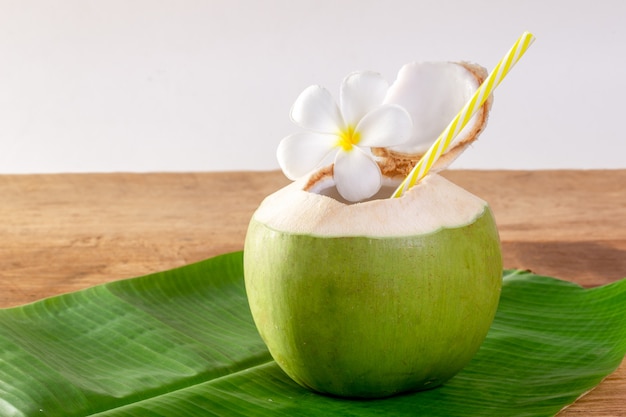 Foto fruta de coco verde cortada para beber suco e comer.