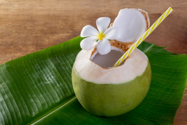 Fruta de coco verde cortada para beber suco e comer.