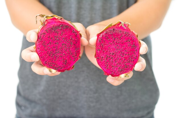 Foto fruta de dragão vermelho na mão isolada no fundo branco