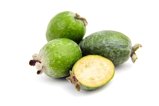 Fruta de feijoa ou goiaba inteira e meio abacaxi isolada no fundo branco