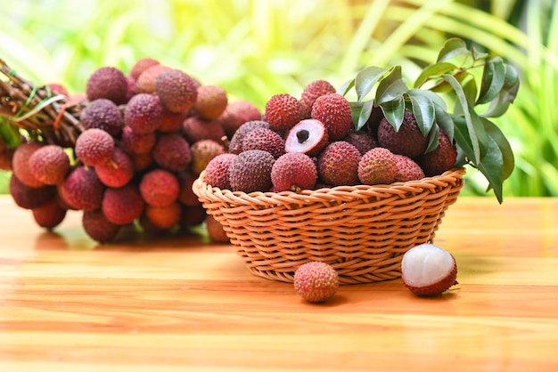 Fruta de lichia na cesta com folha verde e fundo de madeira lichia madura fresca descascada da árvore de lichia em frutas tropicais Tailândia no verão