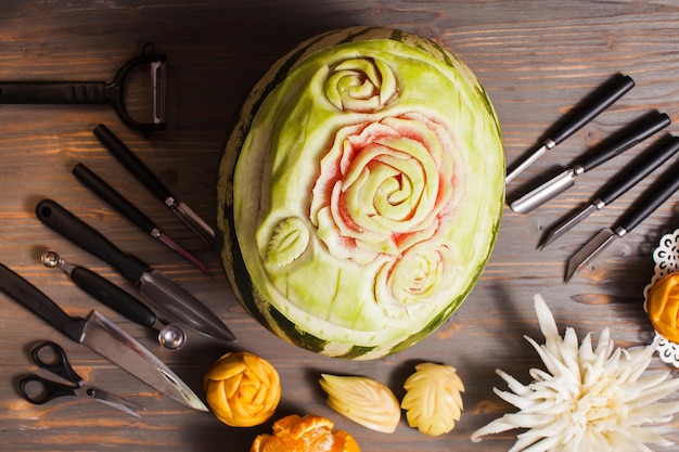 Fruta de melancia esculpida preparada para a escultura