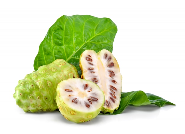 Fruta de noni isolada no fundo branco