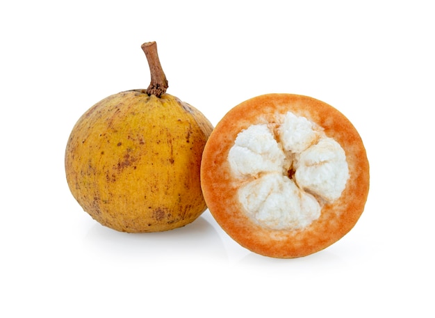 Fruta de santol isolada no fundo branco.