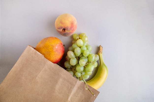 Fruta derramada de la bolsa de manualidades.