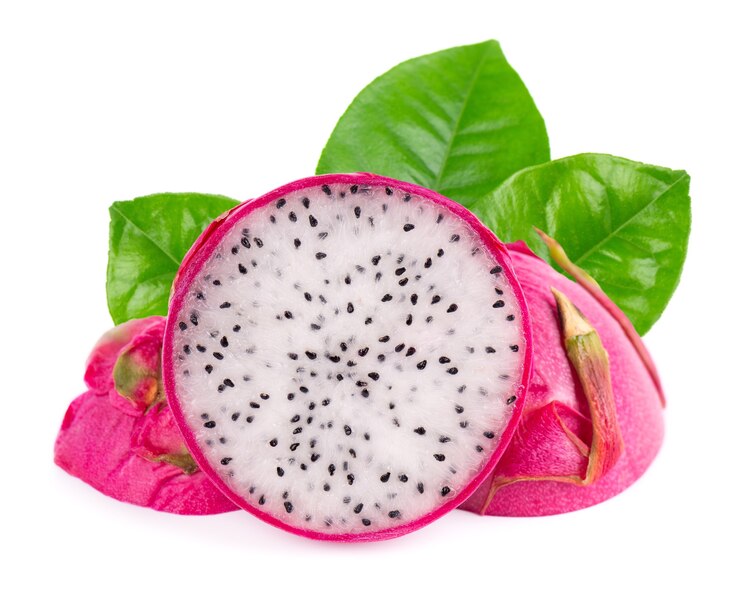 Fruta do dragão com folhas verdes, isolada no fundo branco. Fatia de fruta Pitaya ou Pitahaya fresca com traçado de recorte.