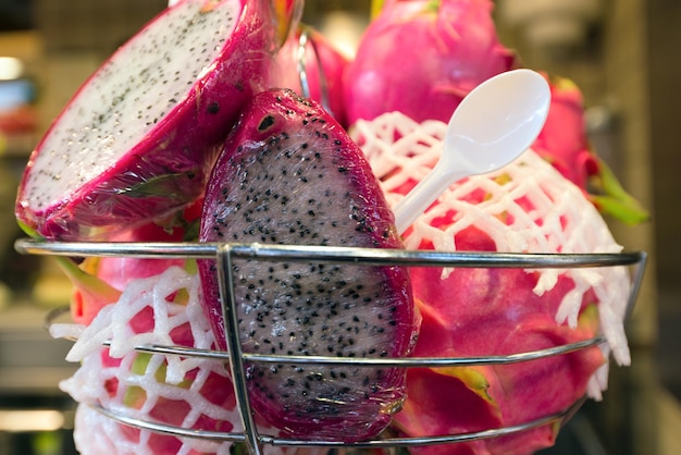 Foto fruta do dragão em exposição em um mercado em barcelona