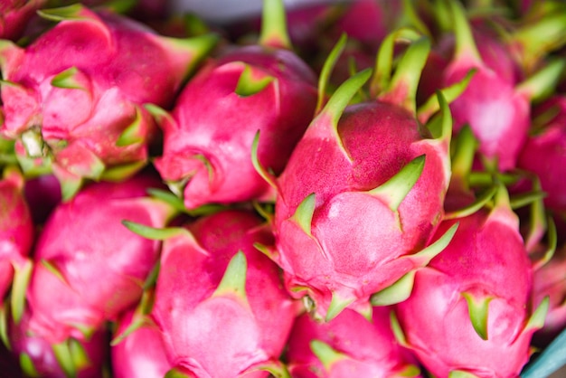 Fruta do dragão na cesta para venda no mercado de frutas fresh pitaya