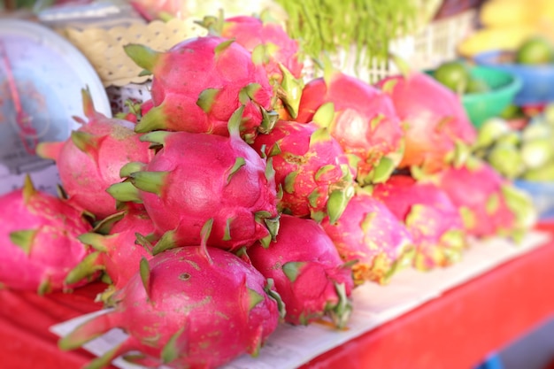 Fruta do dragão na comida de rua