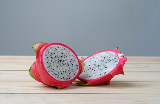 Fruta do dragão no conceito saudável de fruta de mesa de madeira