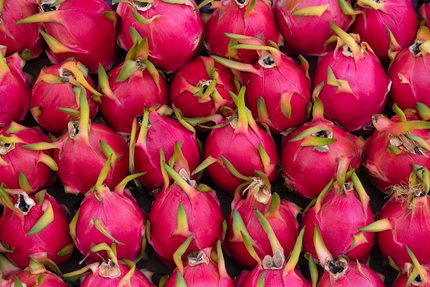 Fruta do dragão ou pitaya à venda em um mercado de agricultores