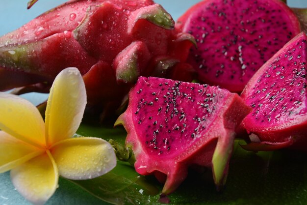 Fruta do dragão (pitaya, pitahaya) corte ao meio, um inteiro, dois pedaços fatiados