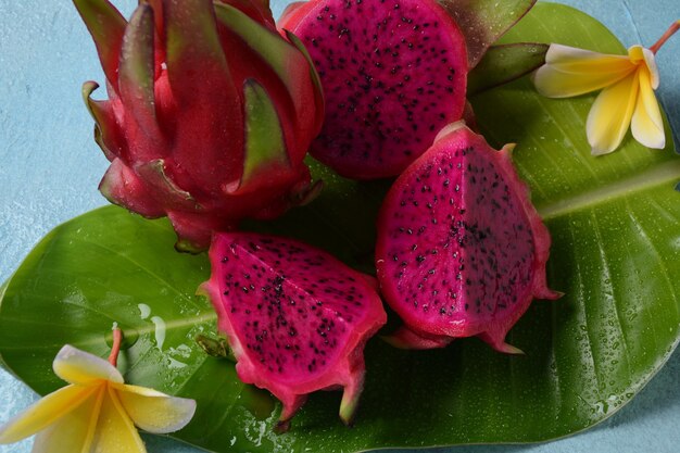 Foto fruta do dragão (pitaya, pitahaya) corte ao meio, um inteiro, dois pedaços fatiados