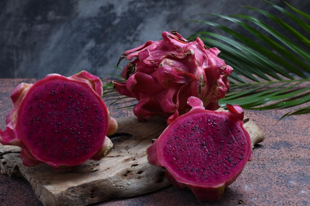 fruta do dragão vermelho fresco e maduro, meio e inteiro