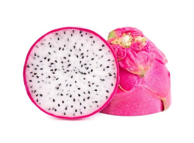 Fruta del dragón aislada sobre fondo blanco. Rebanada de fruta fresca de Pitaya o Pitahaya con trazado de recorte.