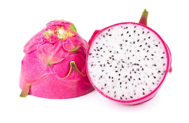 Fruta del dragón aislada sobre fondo blanco rebanada de pitaya fresca o fruta pitahaya con trazado de recorte