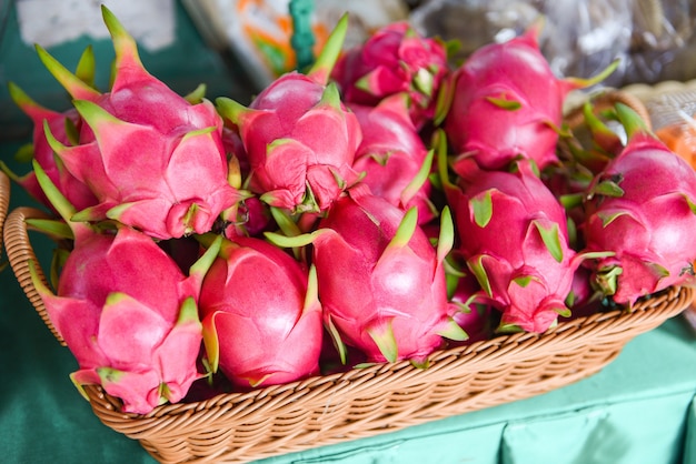 Fruta del dragón en una canasta en el mercado de frutas