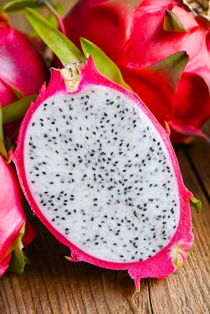 Fruta del dragón cortada a la mitad en madera con fondo de pitahaya fruta fresca del dragón tropical en el concepto de fruta saludable de tailandia asiática