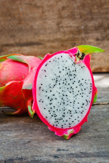 Fruta del dragón en el fondo de madera.