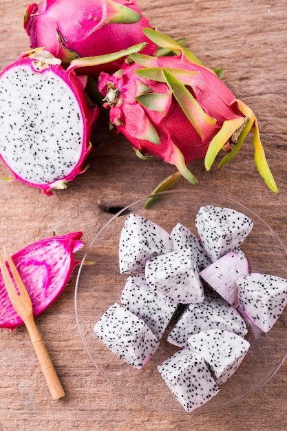 Foto fruta del dragón en el fondo de madera