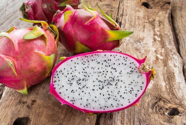 Fruta de dragón fresca en el fondo de la mesa de madera