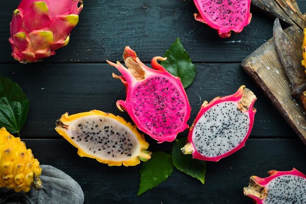 Fruta del dragón fresca sobre un fondo negro Frutas tropicales Vista superior Espacio libre para texto