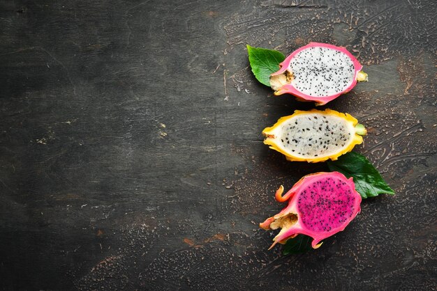 Foto fruta del dragón fresca sobre un fondo negro frutas tropicales vista superior espacio libre para texto