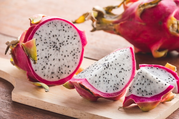 Fruta del dragón fresco en mesa de madera