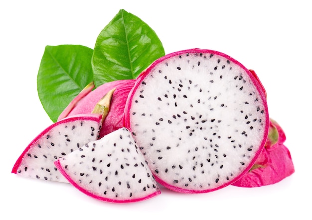 Fruta del dragón con hojas verdes aisladas sobre fondo blanco rebanada de fruta fresca de pitaya o pitahaya