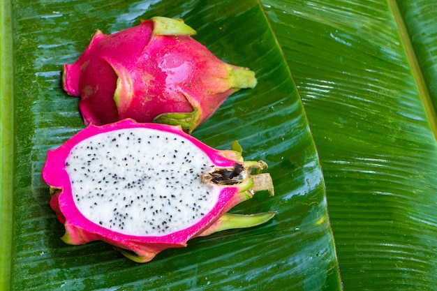 Fruta del dragón madura en una hoja verde húmeda