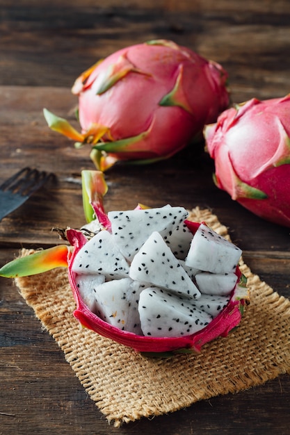 Fruta del dragón en mesa de madera