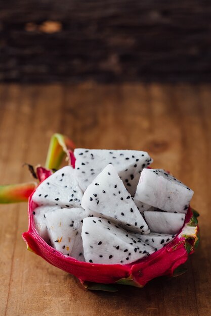 Fruta del dragón en mesa de madera