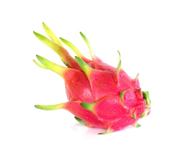 Fruta del dragón o fruta de Pitaya en blanco.