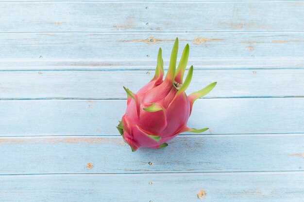 Fruta del dragón o fruta Pitaya en mesa de madera azul claro.