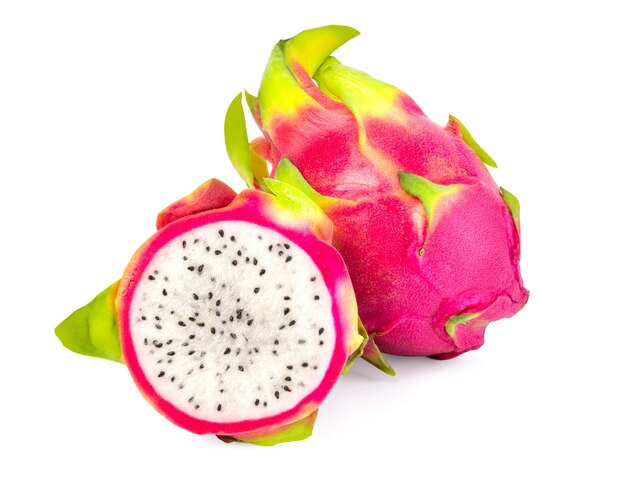 Foto fruta del dragón o pitahaya aislada sobre un fondo blanco