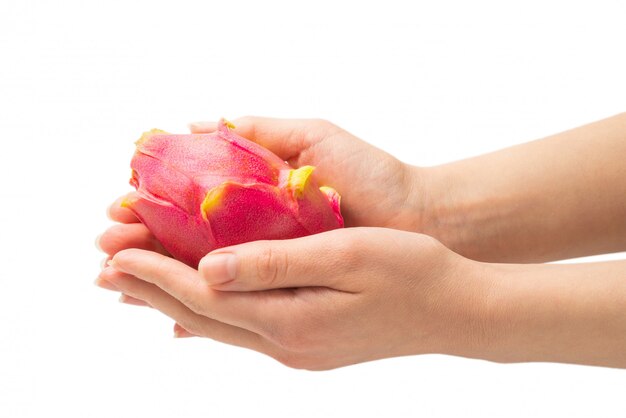 Fruta del dragón o pitaya sabrosa dulce en la mano de la mujer aislada.