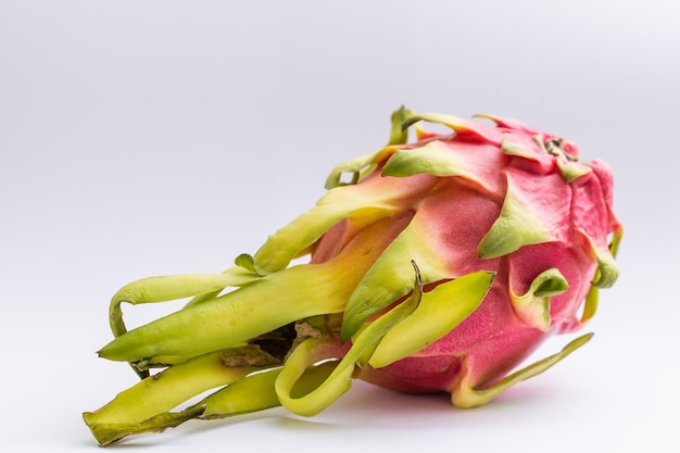 Fruta del dragón, pitaya aislado sobre fondo blanco con trazado de recorte.