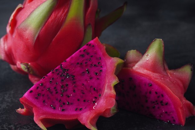 Fruta del dragón (Pitaya, Pitahaya) Cortada en mitades, una entera, dos trozos en rodajas