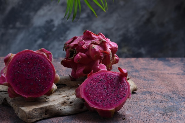 fruta de dragón roja fresca y madura, mitad y entera