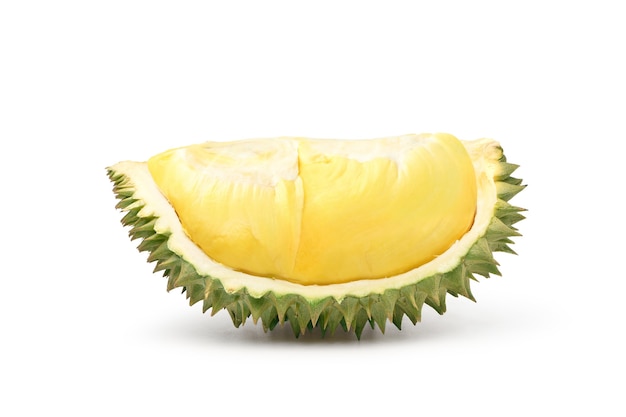 Fruta durian cortada por la mitad aislada sobre superficie blanca