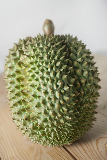 Fruta Durian sobre piso de madera