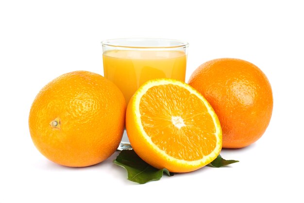 Fruta e suco de laranja em branco