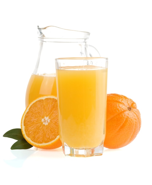 Fruta e suco de laranja isolados no fundo branco