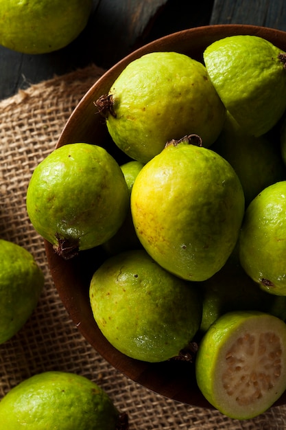 fruta em fundo de madeira