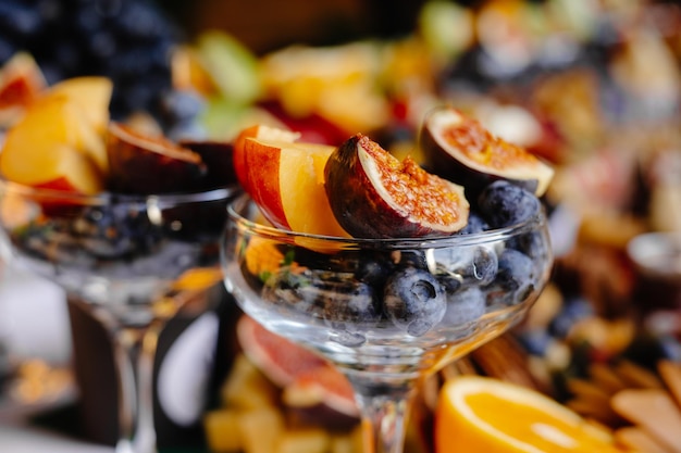 Fruta en una ensalada de cristal hecha de frutas exóticas y sabrosas