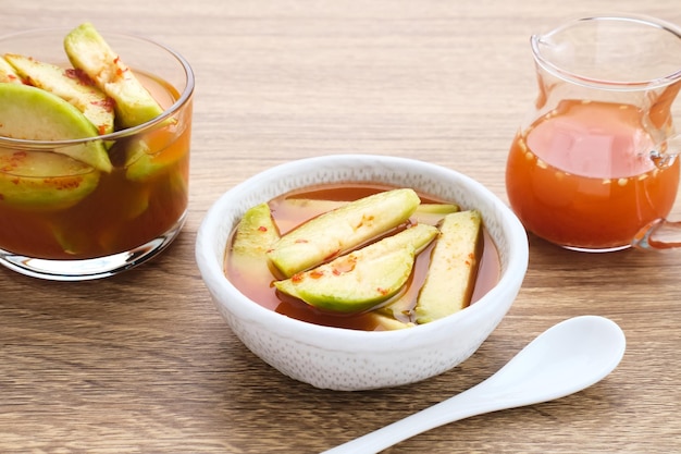 Fruta en escabeche Asinan Kedondong, una cocina tradicional indonesia hecha con frutas en conserva