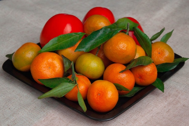 La fruta está sobre un plato cuadrado negro.