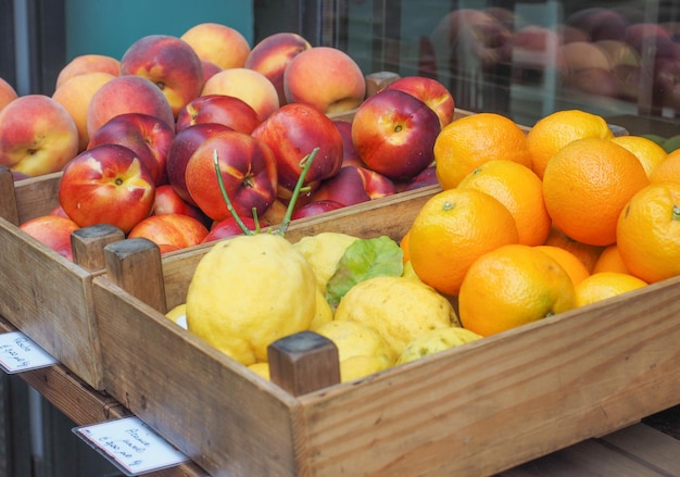 Fruta en un estante del mercado